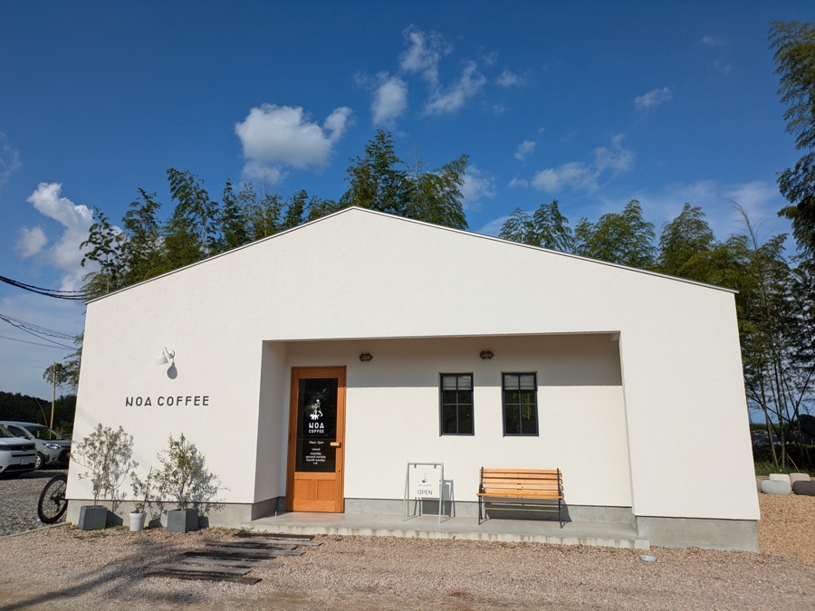 noa coffeeの外観と駐車場