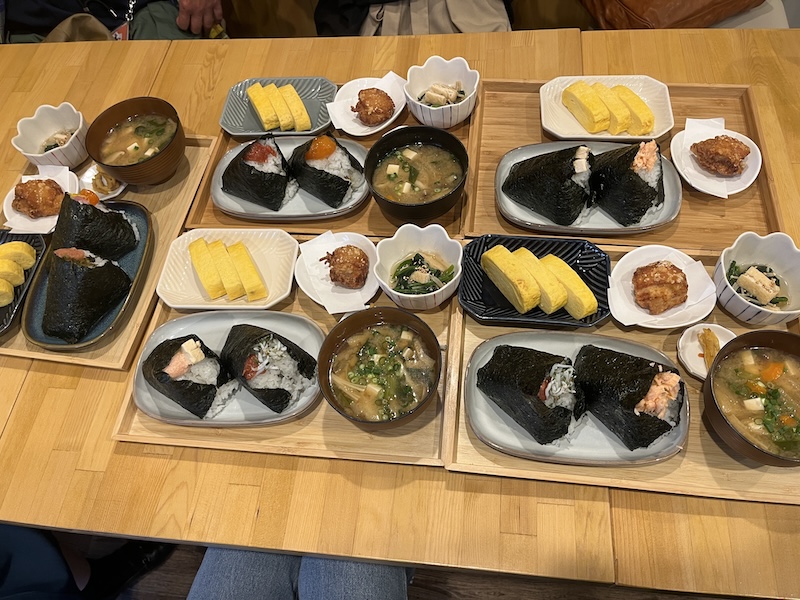 おにぎりが主役のセットメニュー