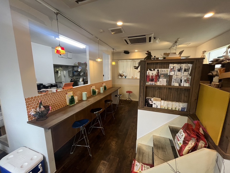 創作スパイス料理 Petti の店内の様子