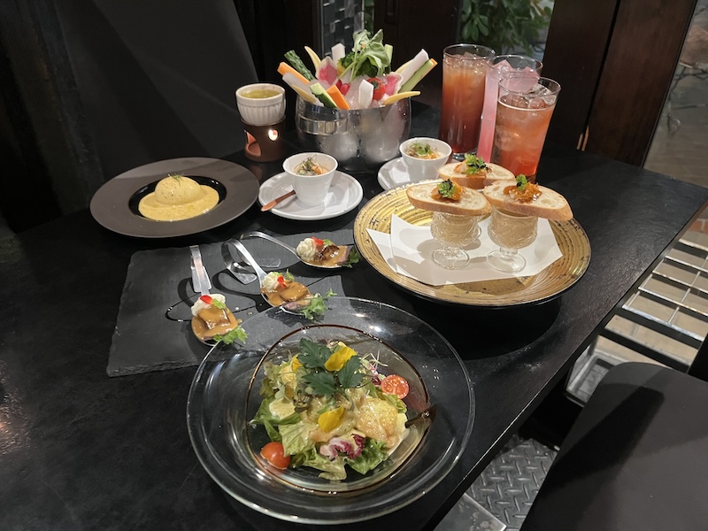 おしゃれに盛られた料理