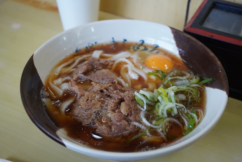 肉と卵とネギの3色が食欲をそそる一杯