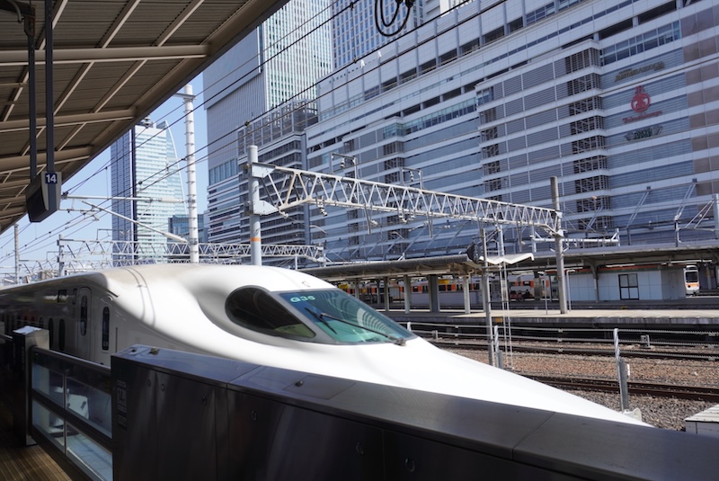 名古屋駅に入ってくる新幹線