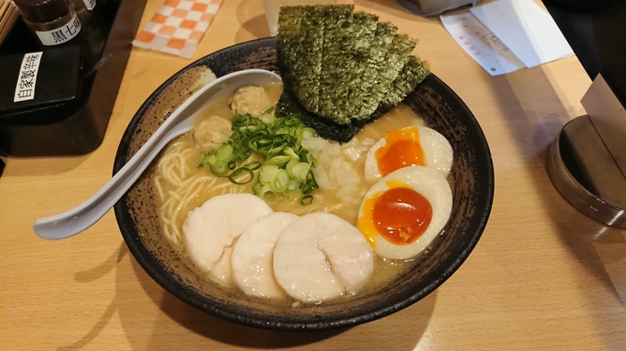 THE KUROの濃厚鶏醤油鶏白湯ラーメン