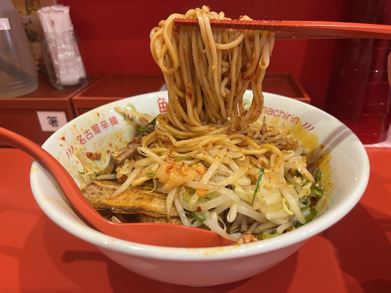 食べ応え抜群の太めの麺