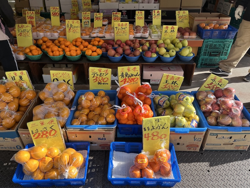 色とりどりの果物が並ぶ店頭