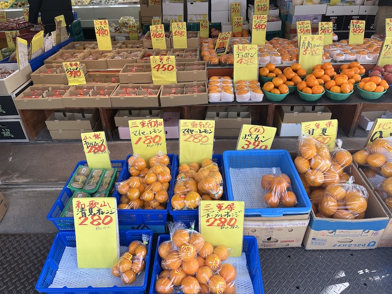 果物がずらっと並ぶ店先