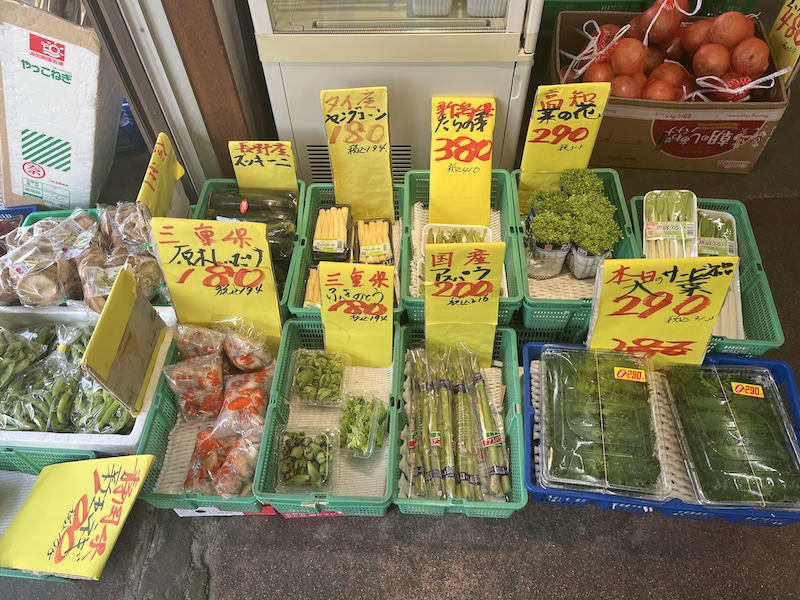 店内中所狭しと並べられた野菜