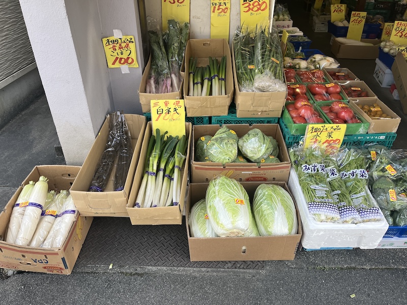 お店をはみ出すほどの野菜たち