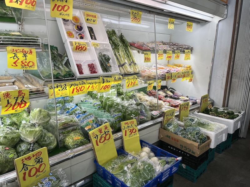 冷蔵ケースに並ぶ新鮮野菜