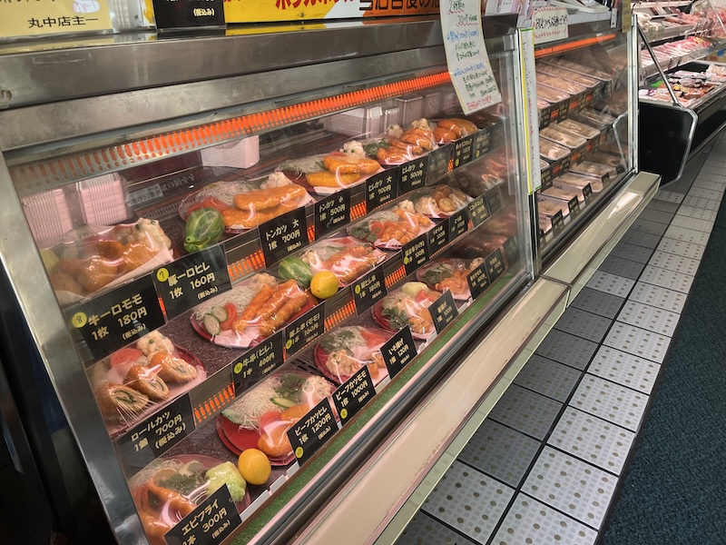 鮮やかなお肉が並ぶ店内の様子