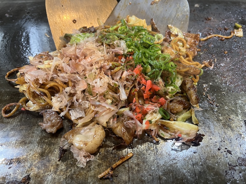 目の前の鉄板で調理された焼きそば