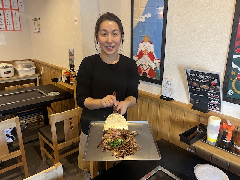 店主の世古さんと自慢のお好み焼き