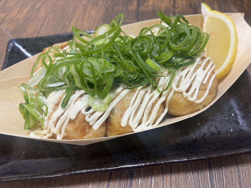 ネギがたっぷりのったネギ塩レモンマヨ味