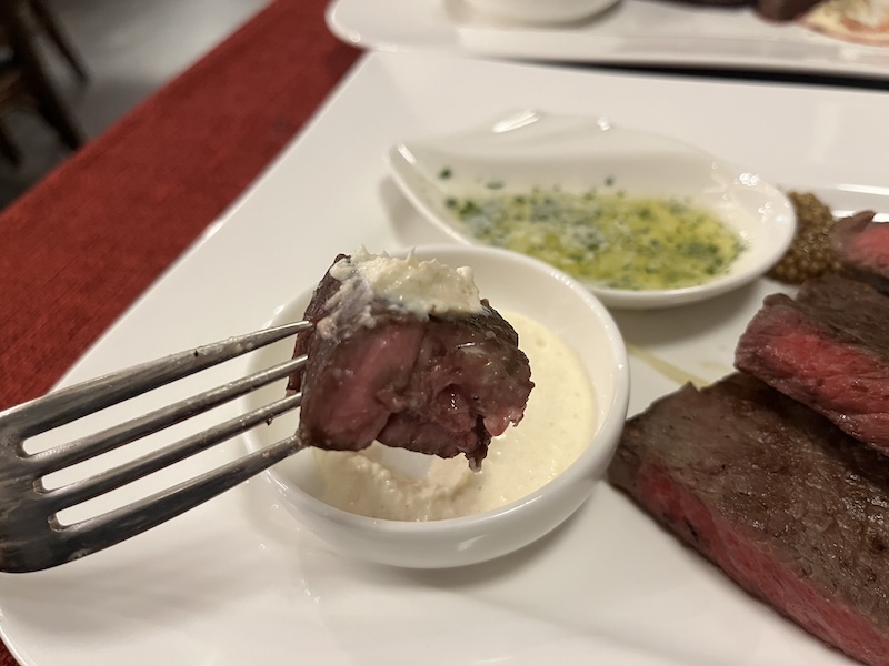 ソースが絡む美味しそうなステーキ