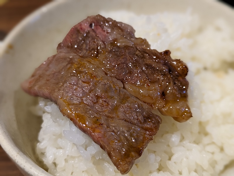 ご飯の上に乗った焼肉