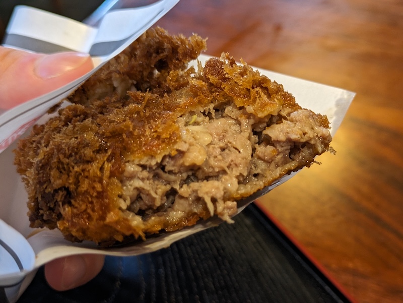 肉汁があふれるミンチカツの断面
