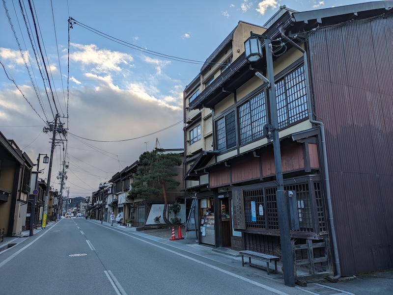 お店の外観と街並み