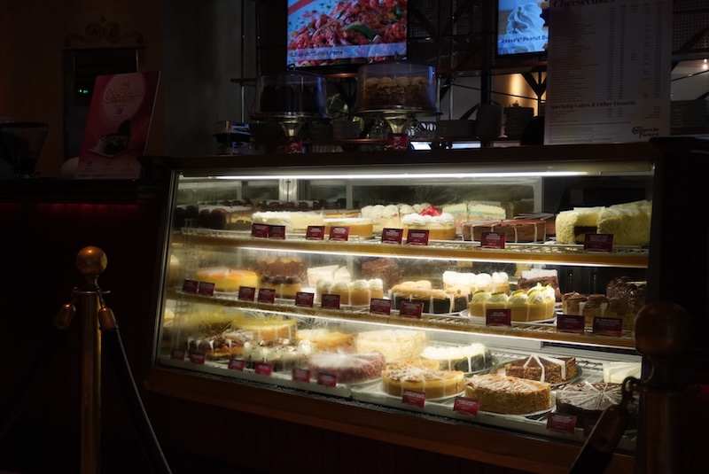 ショーケースに並んだチーズケーキ