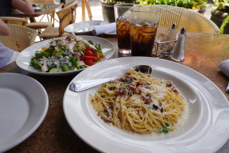 テラス席で楽しむサラダやパスタ