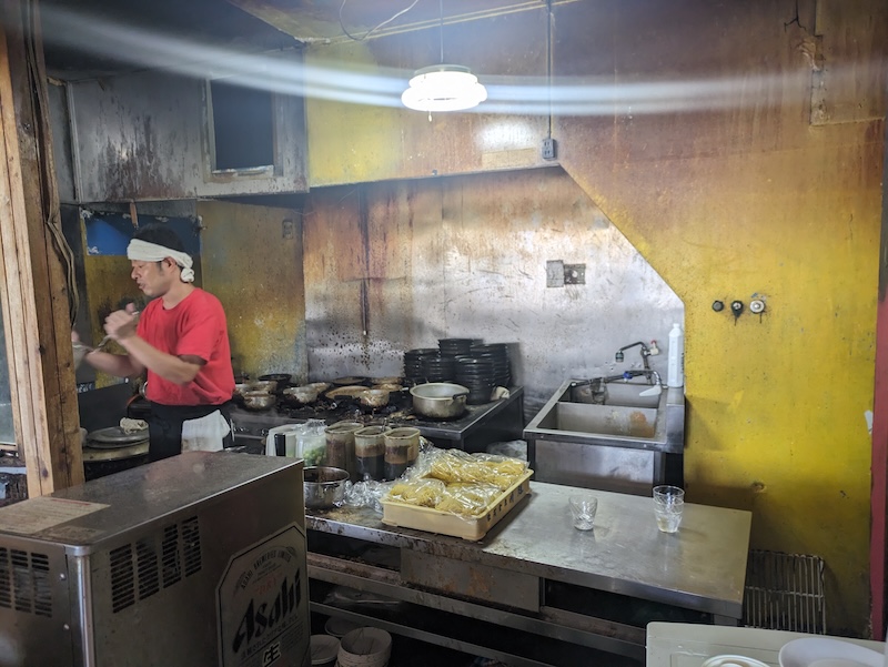 湯切りをする気さくな店主