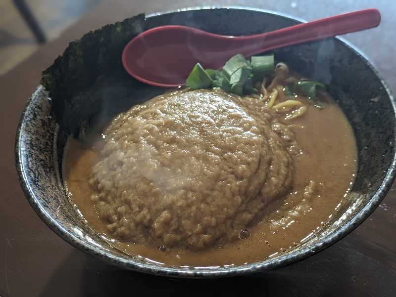 塊のようなスープが印象的なラーメン