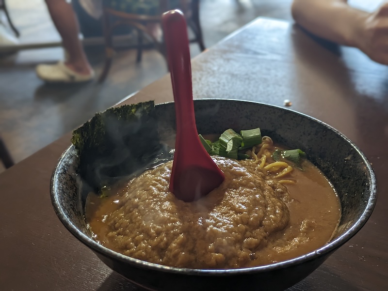 れんげが立つ最早固形のスープ