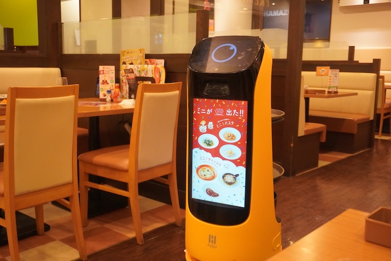 店内を走る配膳ロボット