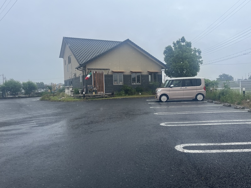 お店の外観と駐車場の様子