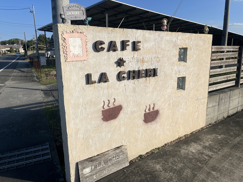 LA CHERIの看板