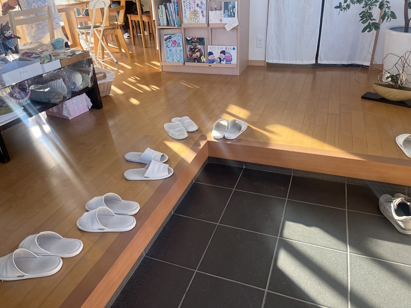 「LA CHERI」の玄関口