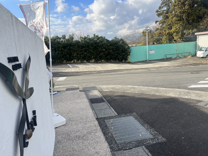 道路向かいにある駐車場