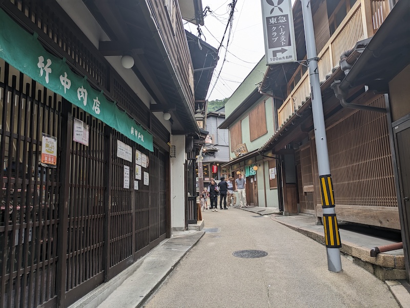 竹中肉店の外観と周辺の道路