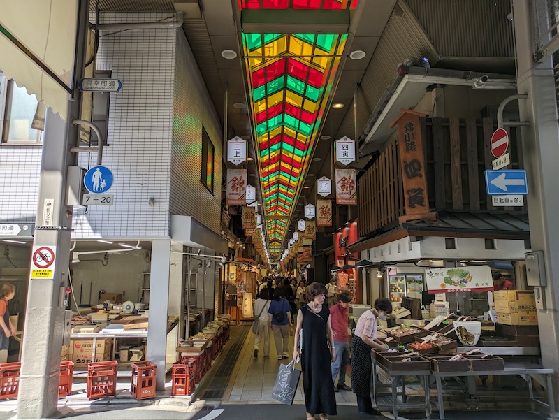 三木鶏卵のある錦市場の様子