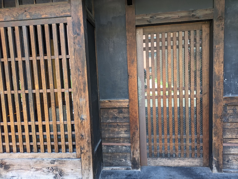 和モダンな雰囲気の入口