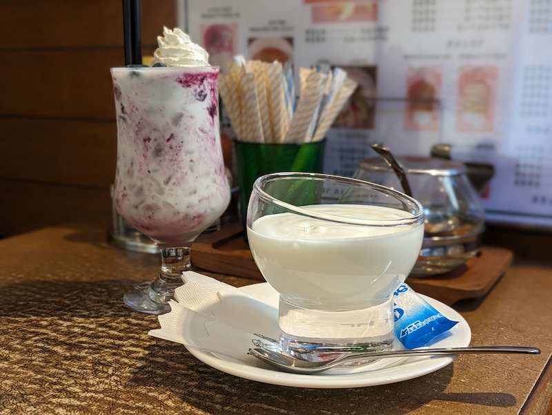どこか懐かしい店内や料理