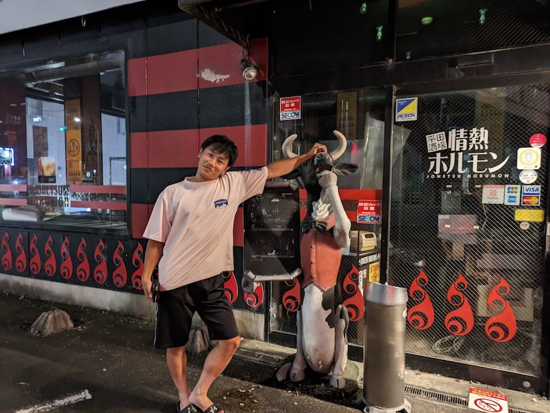 お店のシンボルである牛との記念撮影