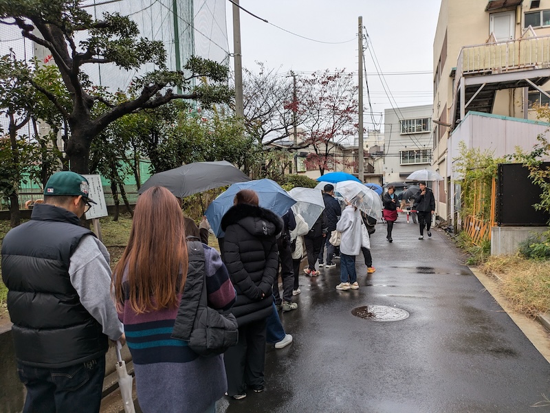雨の日も行列ができる店外の様子