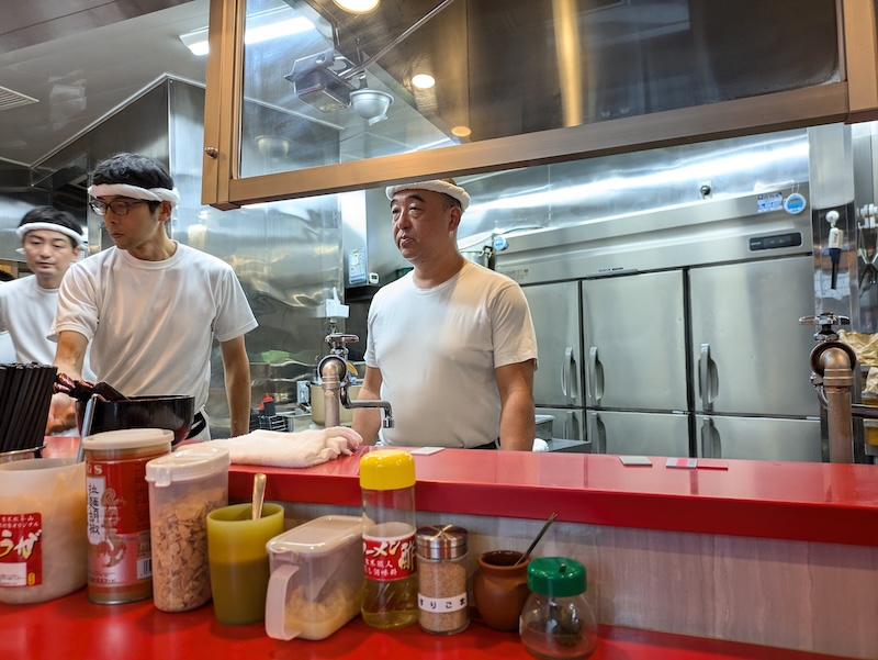 カウンターで手際良く動く店員さんの様子