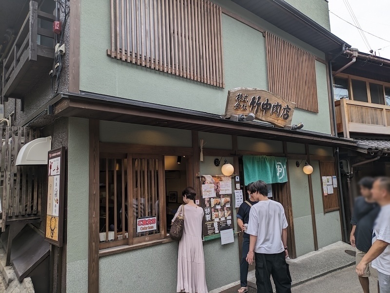 行列ができるお店の外の様子