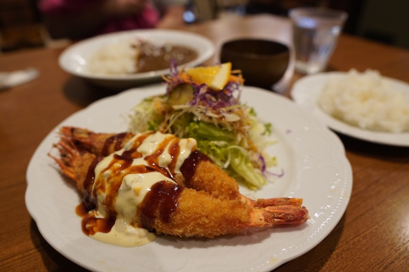 大きなエビフライとタルタルソースの相性が抜群な一皿