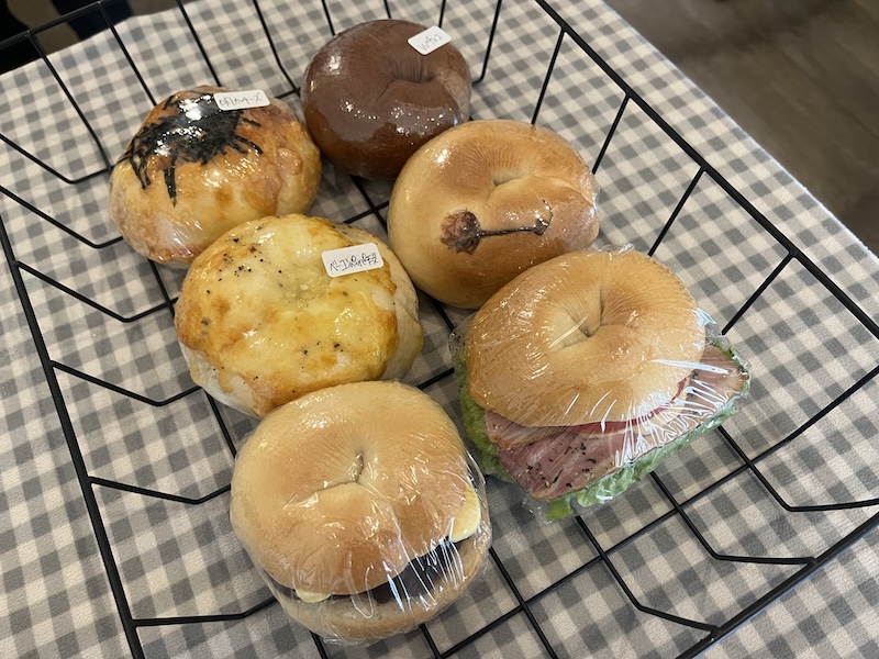 カゴに並んだ様々な味のベーグル