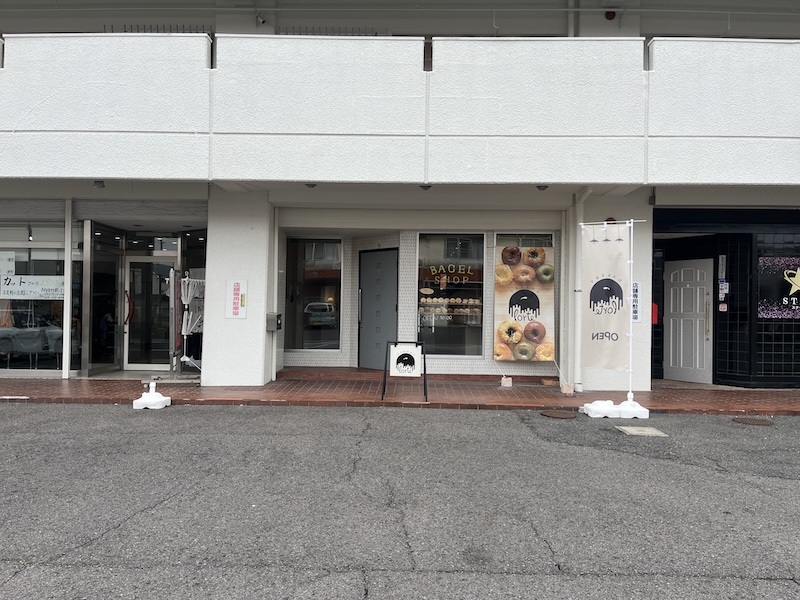 お店の外観と目の前の駐車場の様子