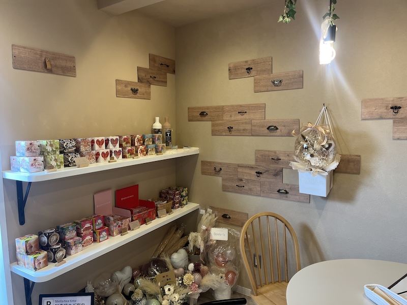 淡色がおしゃれな店内の様子