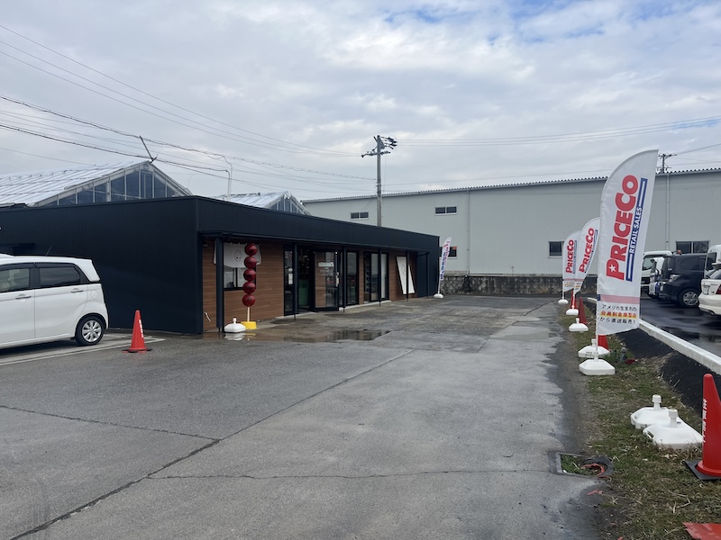 広々とした駐車場と外観