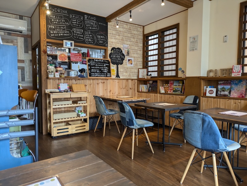 木目調で温かみのある店内の様子