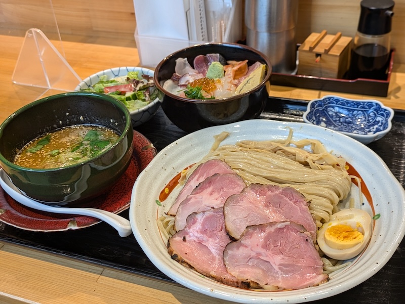 4代目が発案した革新的なつけ麺と海鮮丼の組み合わせ