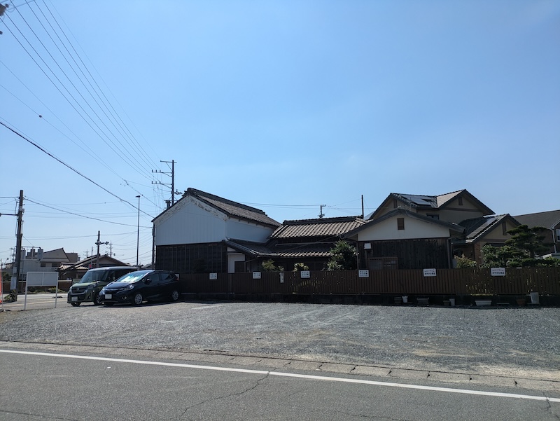 お店の駐車場の様子
