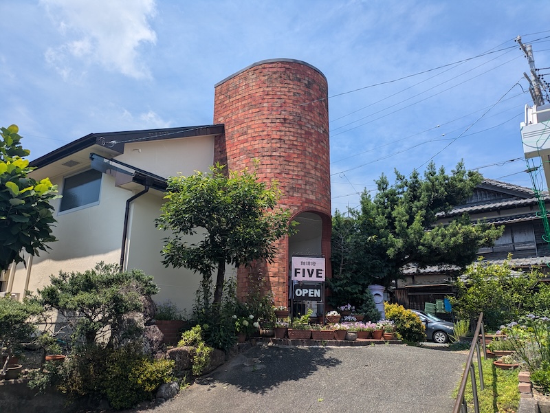 煉瓦造りがおしゃれなお店の外観