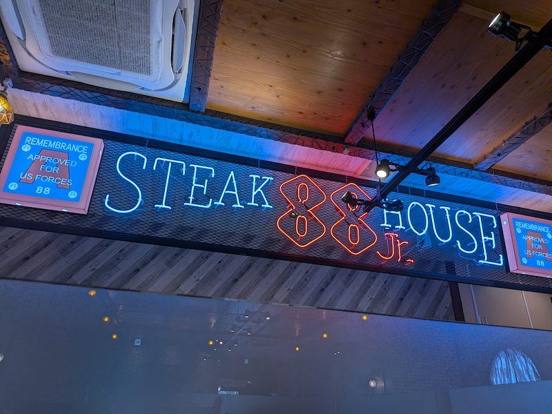 ネオンが光るお店の看板