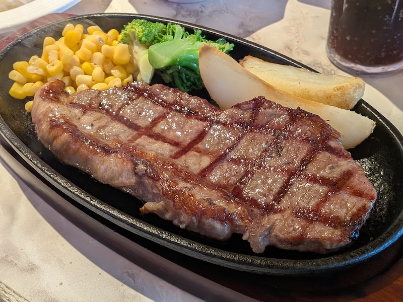 網目の焼き目が鮮やかなサーロインステーキ